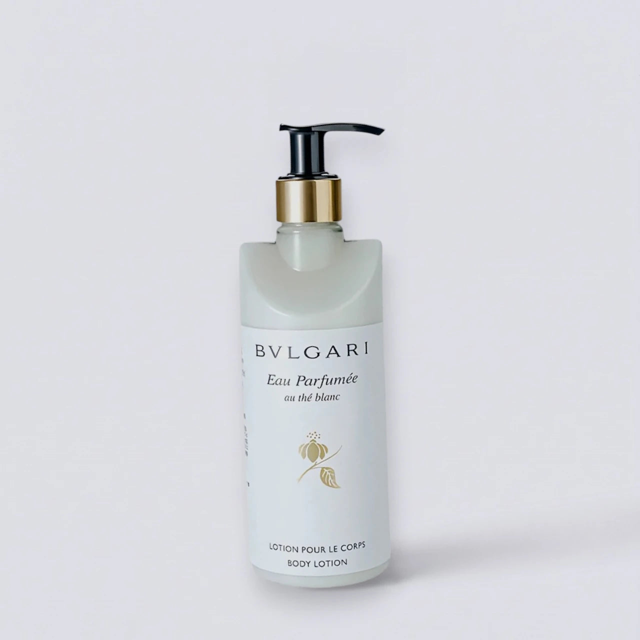 Bvlgari White Tea Body Lotion 300ml, the pure and comforting fragrance of Bvlgari. Velvety smooth white tea body cream by Luxe Hotel Essentials.