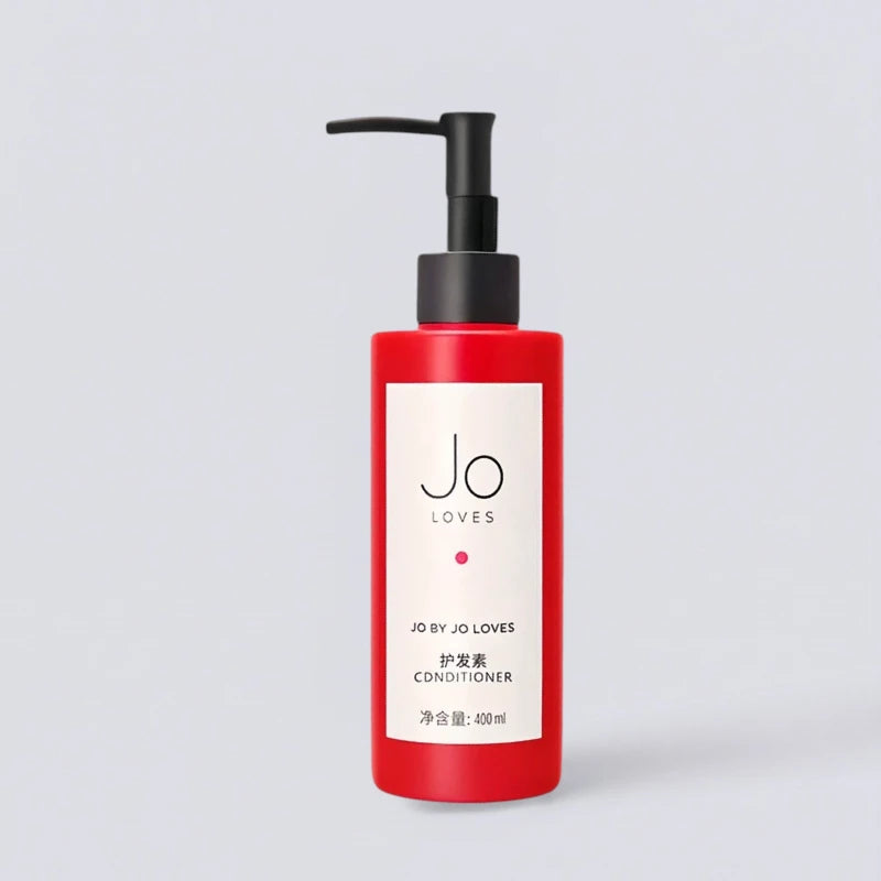 Jo Loves Red Edition Conditioner 400ml, premium hair repair with the vibrant scent of Pomelo. Nourishing formula in Marriott’s signature red by Luxe Hotel Essentials.