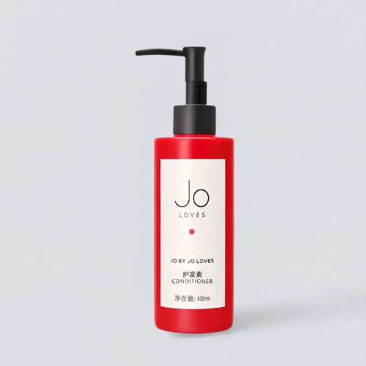 Jo Loves Red Edition Conditioner 400ml, premium hair repair with the vibrant scent of Pomelo. Nourishing formula in Marriott’s signature red by Luxe Hotel Essentials.